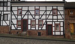 Fachwerkfassade von der Straße gesehen